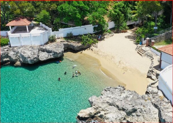 En la playa, sillas reclinables de playa, toallas de playa