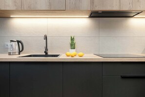 Een koelkast, een microgolfoven, een kookplaat, een vaatwasser