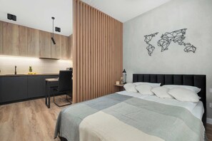 Een strijkplank/strijkijzer, wifi, beddengoed