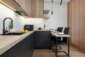 Réfrigérateur, micro-ondes, plaque de cuisson, lave-vaisselle