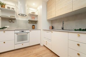 Fridge, oven, stovetop, dishwasher