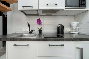 Een koelkast, een microgolfoven, een kookplaat