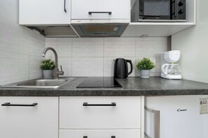 Réfrigérateur, micro-ondes, plaque de cuisson, cafetière/bouilloire