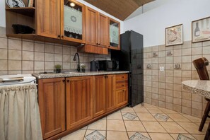 Frigorífico, microondas, placa de cocina y lavavajillas