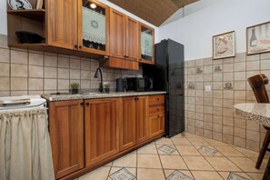 Kjøleskap, mikrobølgeovn, kokeplater og oppvaskmaskin