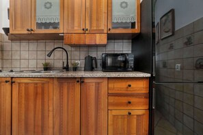 Réfrigérateur, micro-ondes, plaque de cuisson, lave-vaisselle