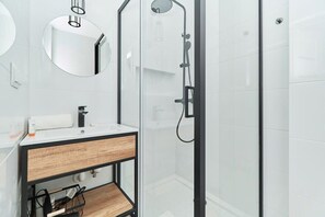 Dusche, Haartrockner, Handtücher, Shampoo