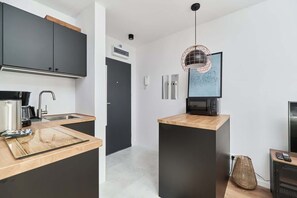 Réfrigérateur, micro-ondes, plaque de cuisson, cafetière/bouilloire