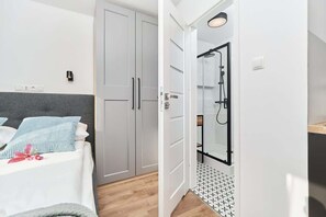 Tabla de planchar con plancha, cuna de viaje, wifi y ropa de cama 
