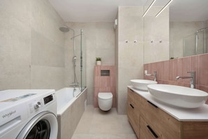 Douche, sèche-cheveux, serviettes fournies