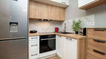 Fridge, oven, stovetop, dishwasher