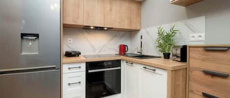 Réfrigérateur, un four, surface de cuisson, lave-vaisselle