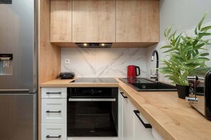 Réfrigérateur, un four, surface de cuisson, lave-vaisselle