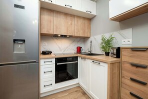 Fridge, oven, stovetop, dishwasher