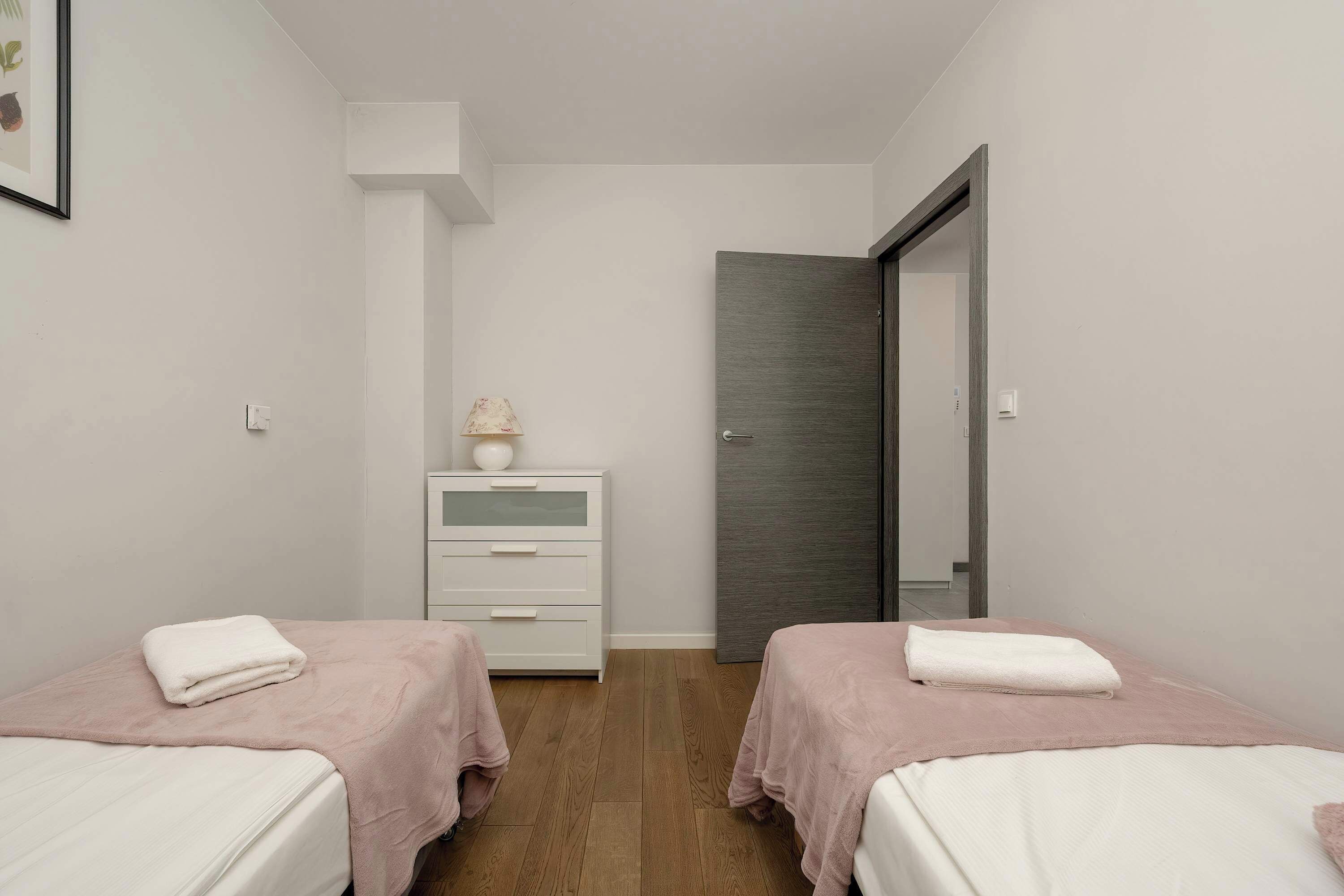 1 dormitorio, sistema de insonorización, tabla de planchar con plancha