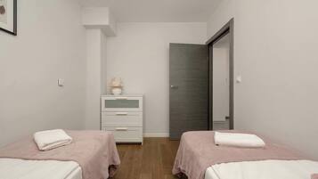 1 dormitorio, sistema de insonorización, tabla de planchar con plancha