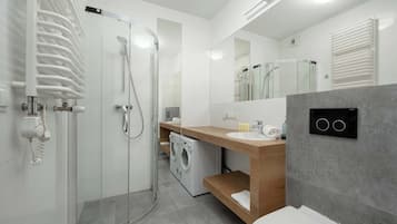 Douche, articles de toilette gratuits, sèche-cheveux