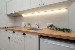 Fridge, oven, stovetop, cookware/dishes/utensils
