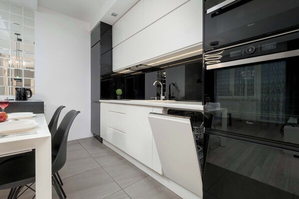 冷蔵庫、電子レンジ、オーブン、コンロ