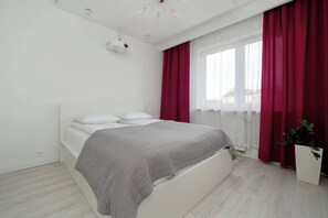 2 bedrooms, desk, iron/ironing board, WiFi