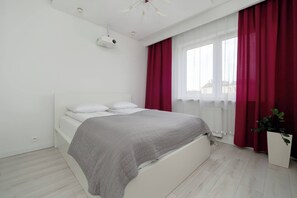 Desk, iron/ironing board, WiFi, bed sheets