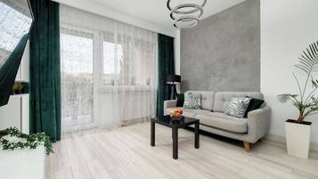 Una televisión, una oficina