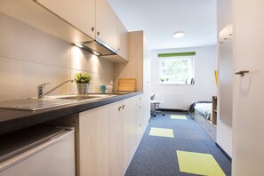 Køleskab, kogeplade, køkkentøj/tallerkener/redskaber