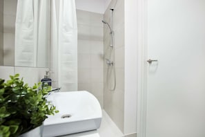 Dusche, Haartrockner, Handtücher