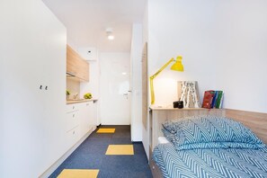 Desk, iron/ironing board, WiFi, bed sheets