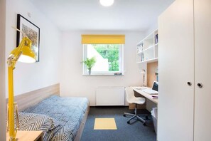 Escritorio, tabla de planchar con plancha, wifi y ropa de cama