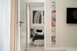 1 chambre, bureau, fer et planche à repasser, lit parapluie