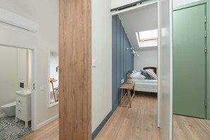 Douche, séchoir à cheveux, serviettes fournies