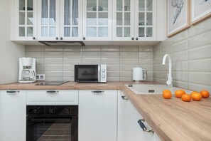 Køleskab, mikrobølgeovn, ovn, kogeplade