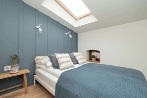 1 chambre, bureau, fer et planche à repasser, lit parapluie