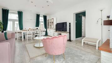 Una televisión, una oficina