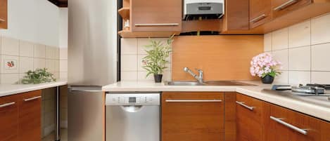 Frigorífico, horno, placa de cocina y lavavajillas
