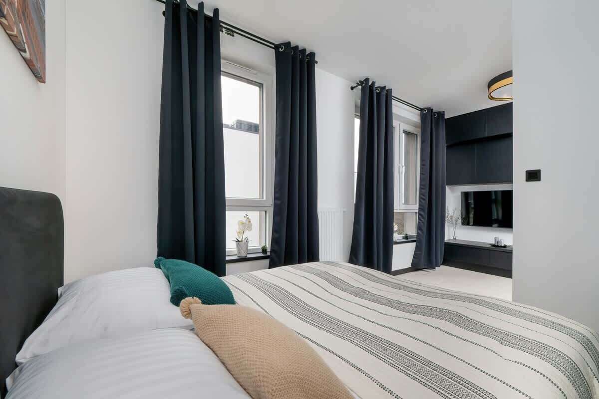 Een strijkplank/strijkijzer, wifi, beddengoed