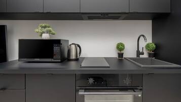 Frigorifero, microonde, forno, piano cottura