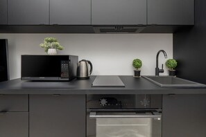 Kühlschrank, Mikrowelle, Ofen, Herdplatte