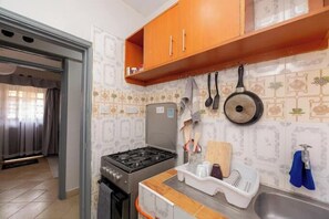 Family Apartment, City View | Private kitchen