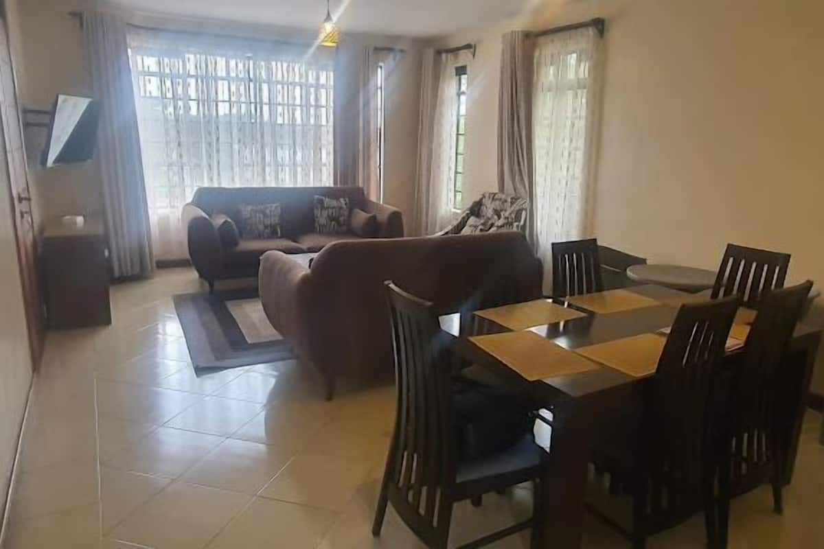 Apartamento família, vista para a cidade | Área de estar | Smart TV 34 polegadas com canais digitais