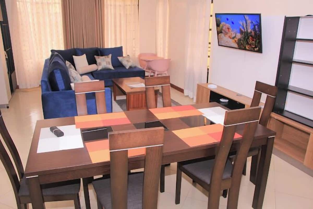 Apartamento luxo, vista para a cidade | Área de estar | Smart TV 34 polegadas com canais digitais