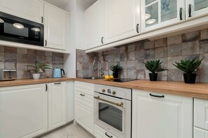 Fridge, microwave, oven, stovetop