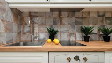 Een koelkast, een magnetron, een oven, een kookplaat