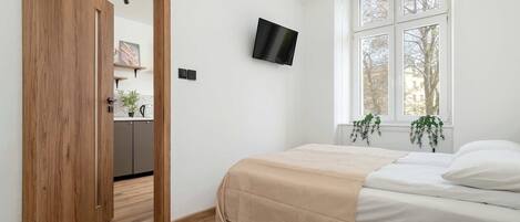 1 chambre, bureau, fer et planche à repasser, lit parapluie