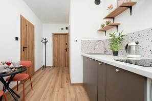 Fridge, microwave, stovetop, dishwasher