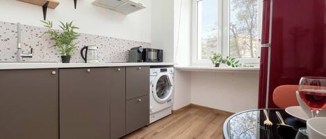 Réfrigérateur, four à micro-ondes, surface de cuisson, lave-vaisselle