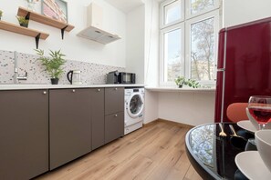 Fridge, microwave, stovetop, dishwasher