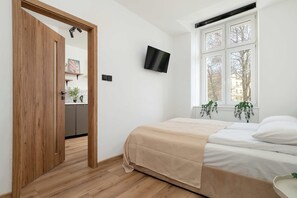 1 soverom, skrivebord, strykejern/-brett og reiseseng for barn