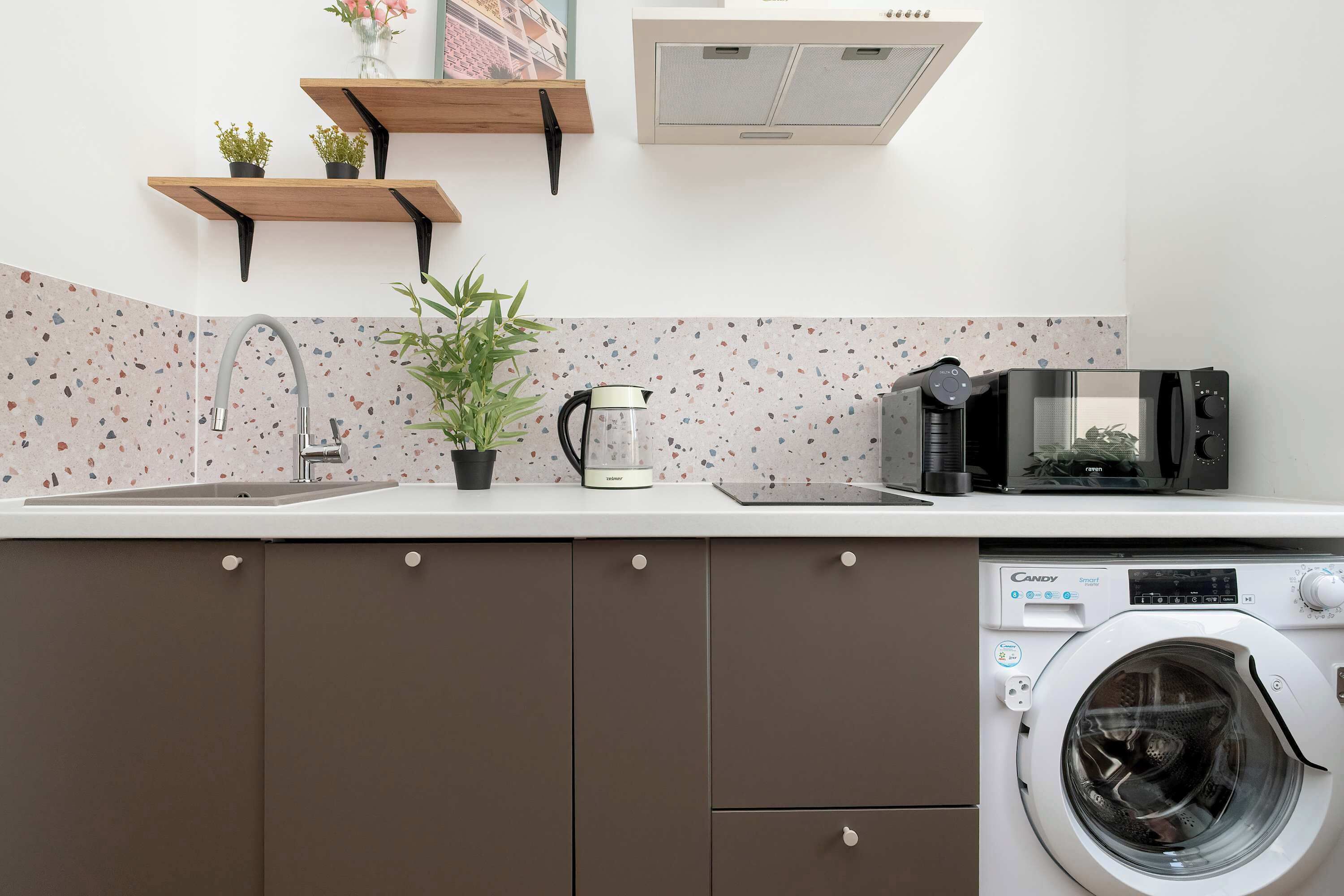 Kjøleskap, mikrobølgeovn, kokeplater og oppvaskmaskin